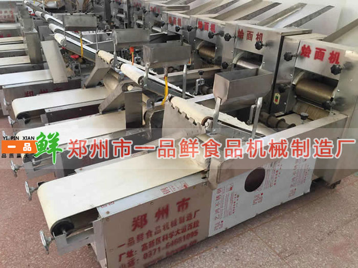 成品倉(cāng)庫(kù)中的燴面機(jī)HMj-2型 成品倉(cāng)庫(kù)中的燴面機(jī)HMj-2型